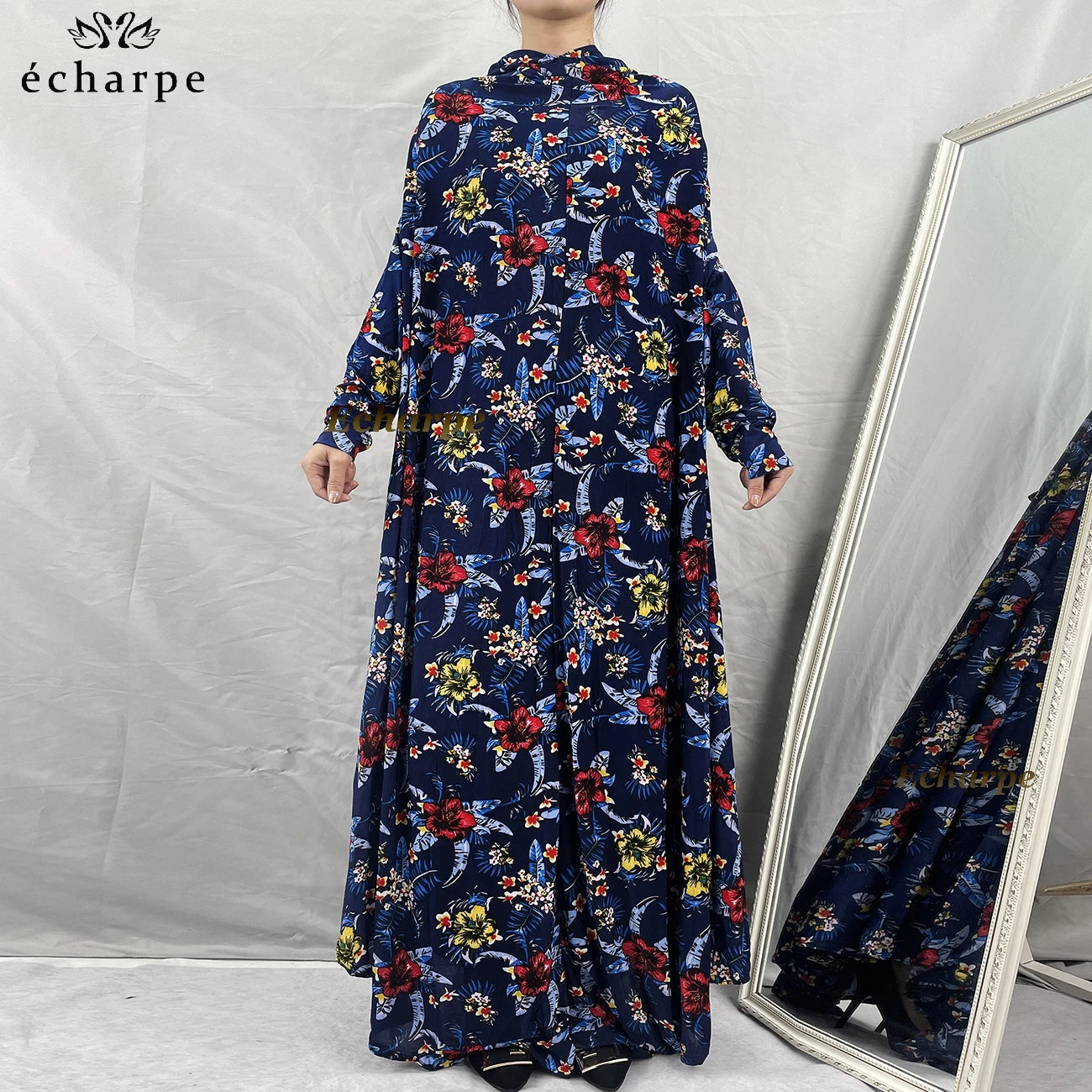 Abaya Longue Fleurie avec Hijab – Collection Élégance