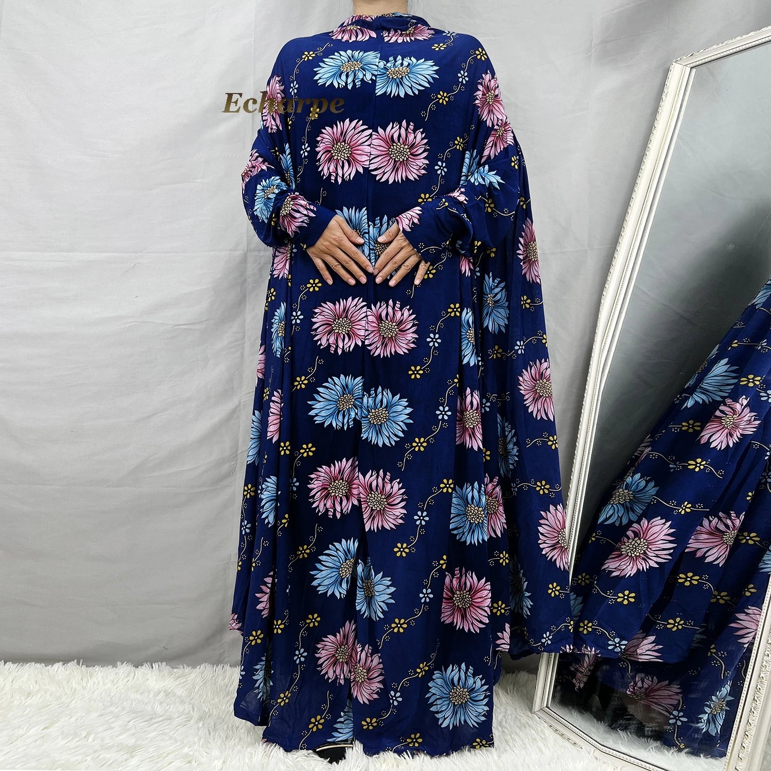 Abaya Longue Fleurie avec Hijab – Collection Élégance