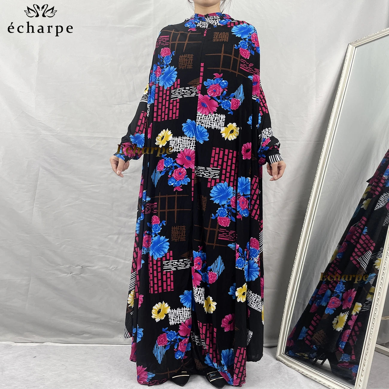 Abaya Longue Fleurie avec Hijab – Collection Élégance