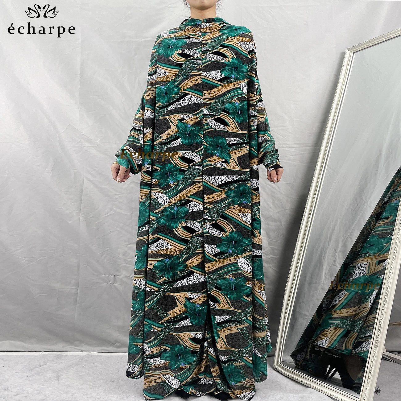 Abaya Longue Fleurie avec Hijab – Collection Élégance