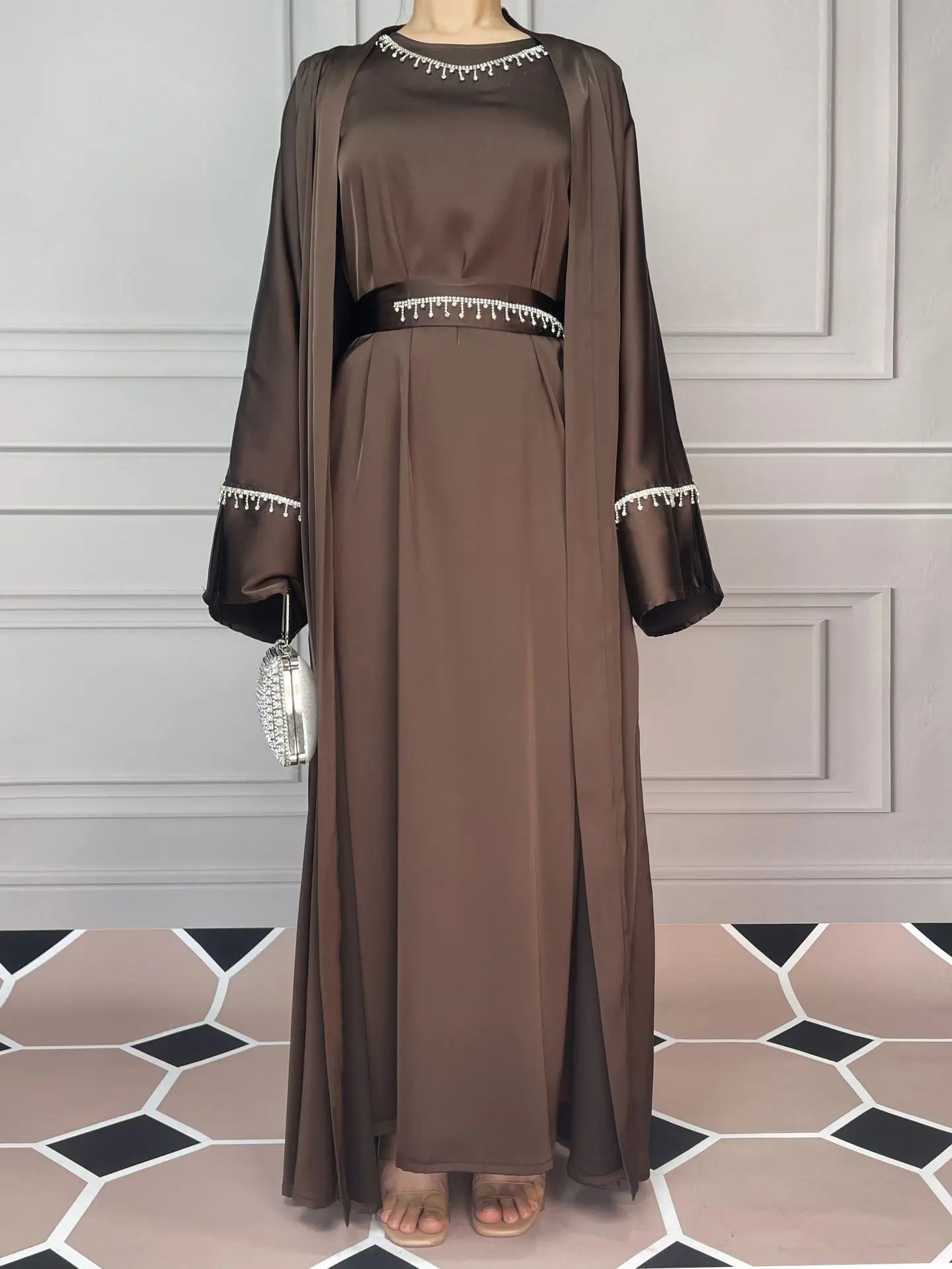 Abaya de luxe en satin - ensemble 6 piéces avec hijab et ceinture