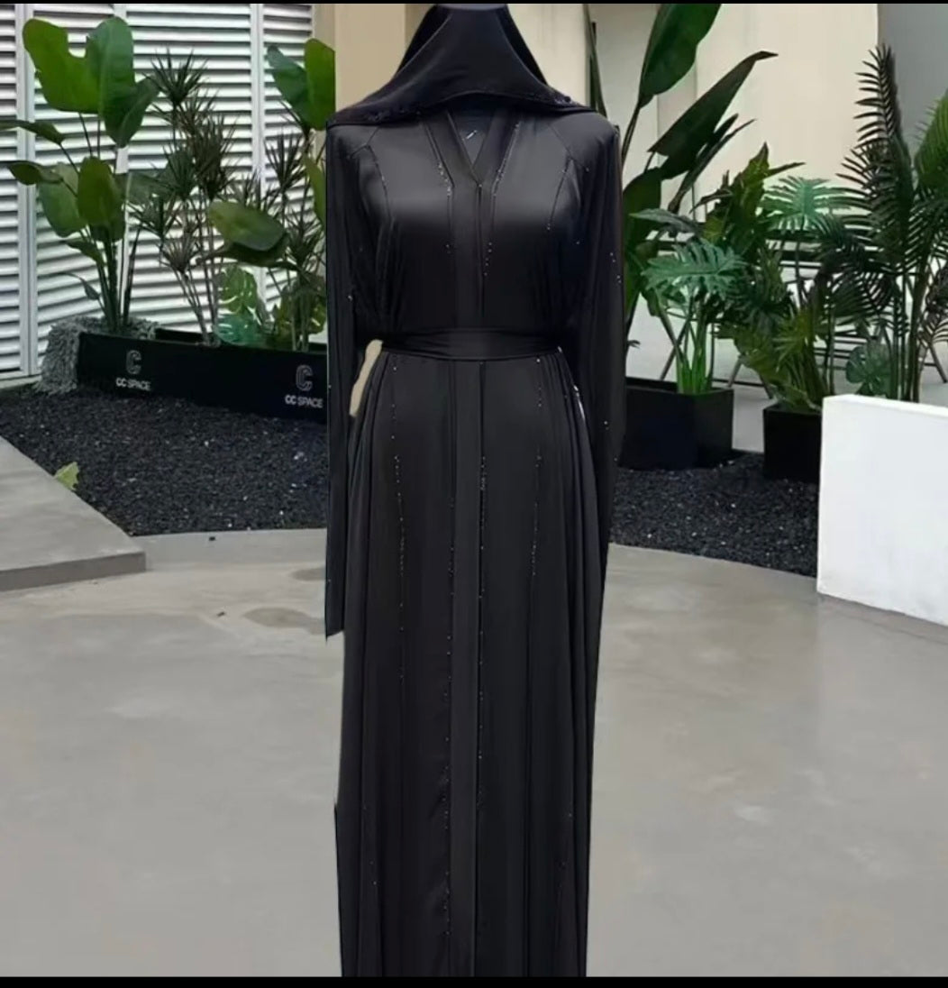 Abaya Satinée de Luxe – Col V, Strass Brillants & Voile Assorti avec Ceinture