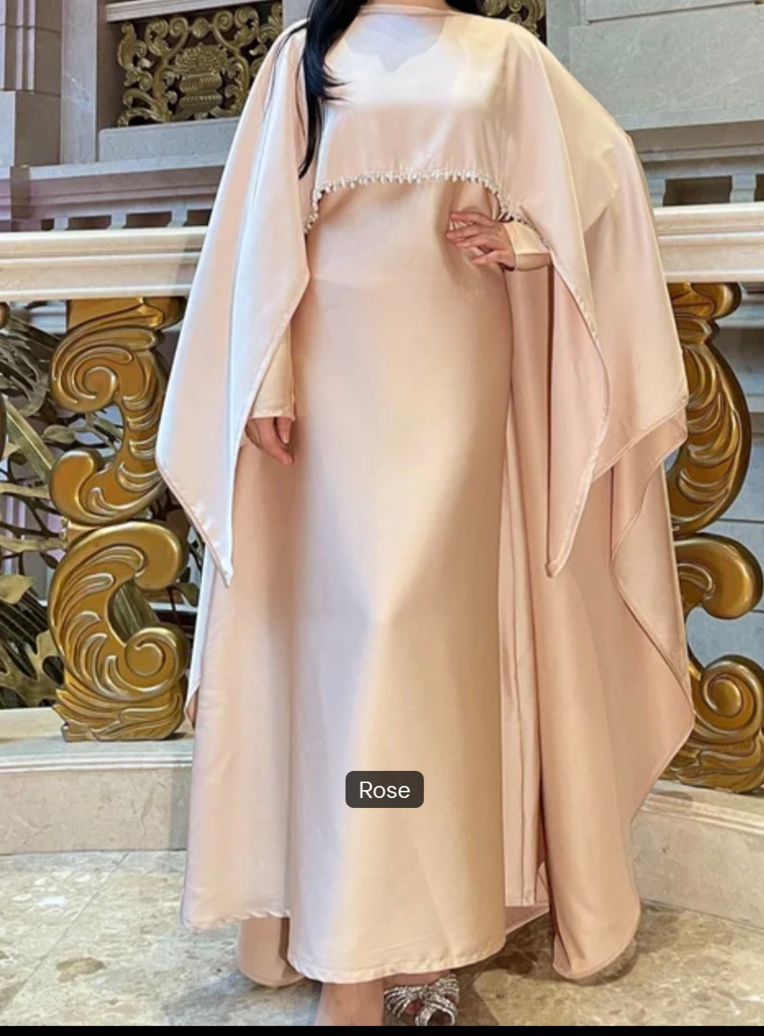 Abaya Dubaï Satinée 2 Pièces – Robe Longue & Cape Drapée Perlée
