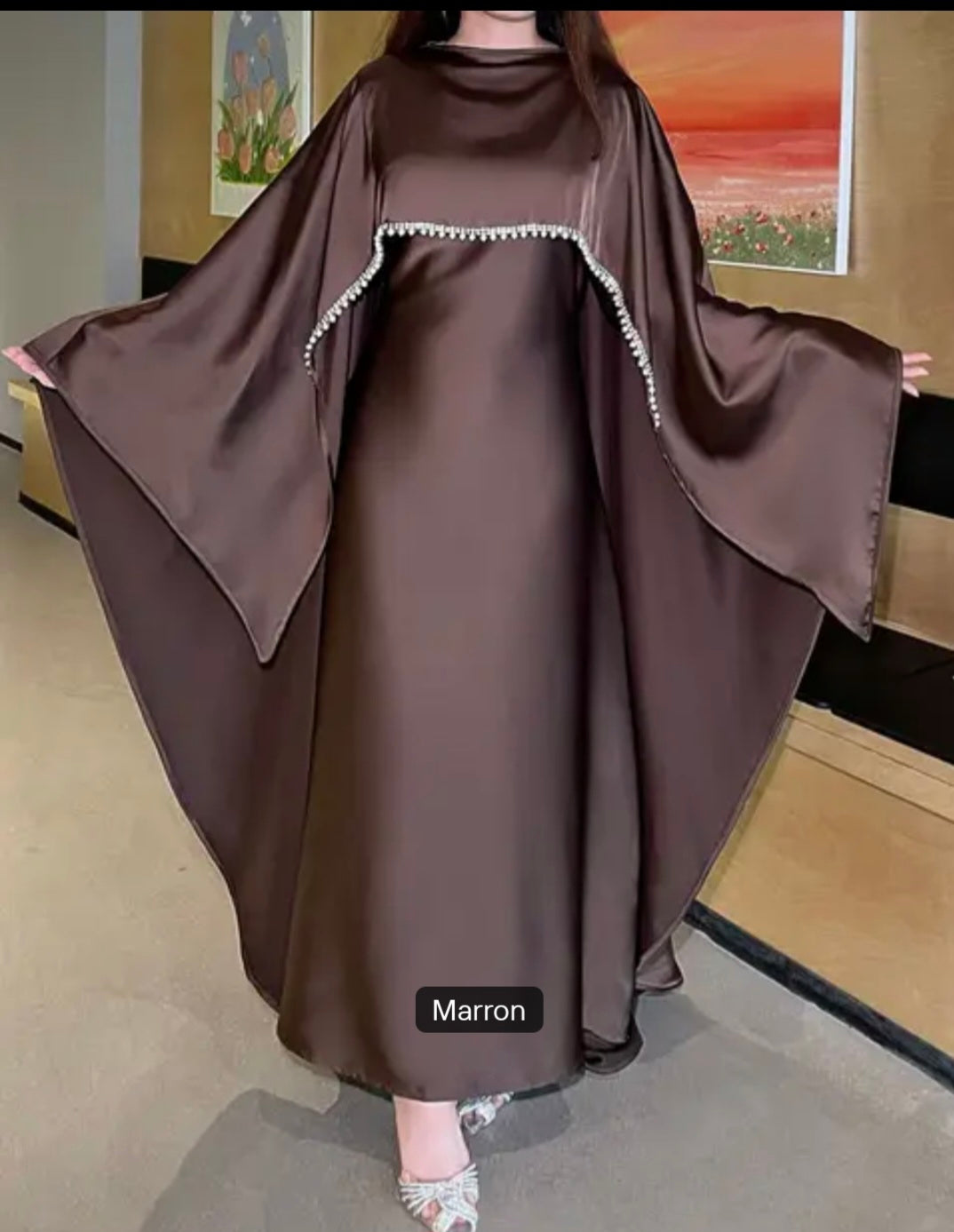 Abaya Dubaï Satinée 2 Pièces – Robe Longue & Cape Drapée Perlée