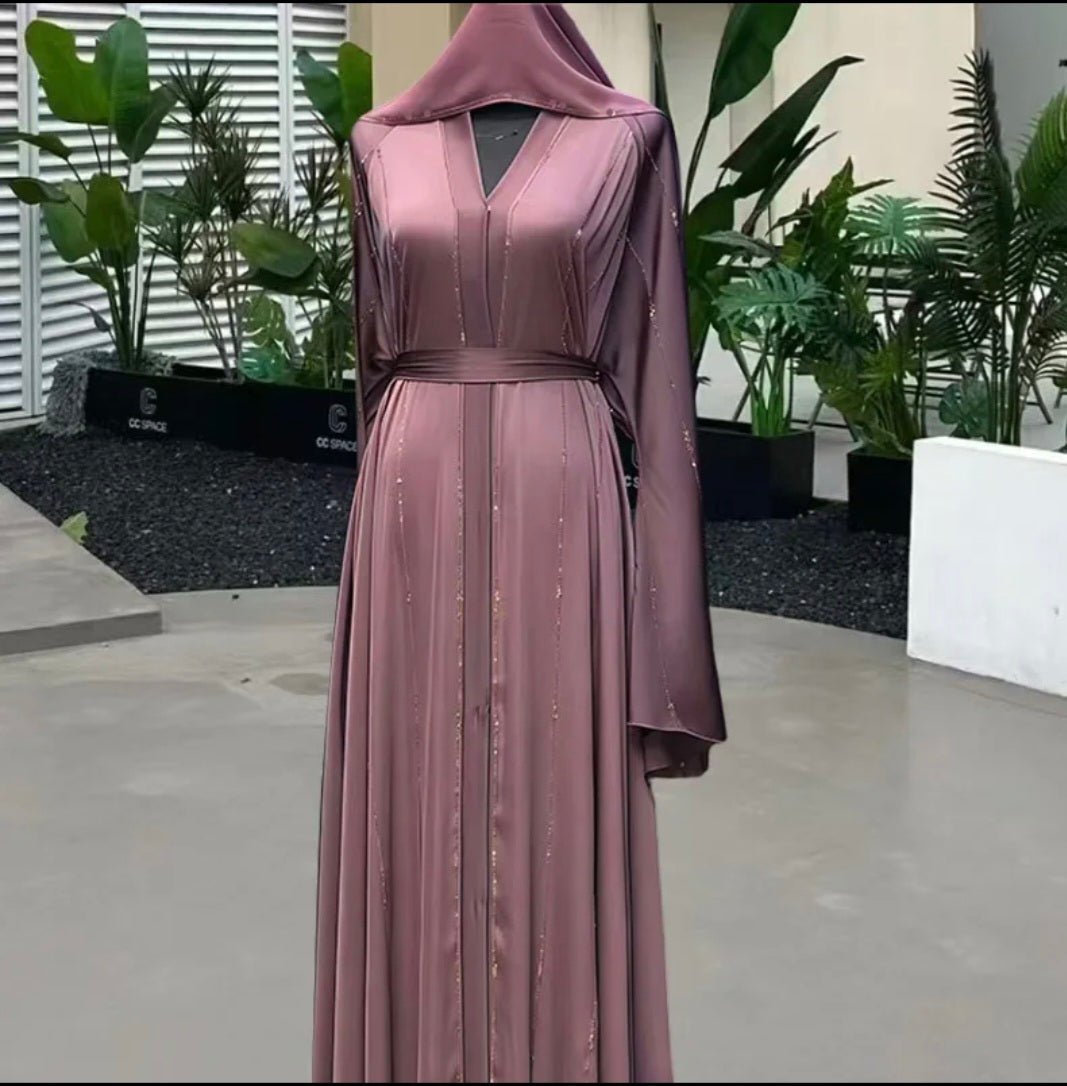 Abaya Satinée de Luxe – Col V, Strass Brillants & Voile Assorti avec Ceinture