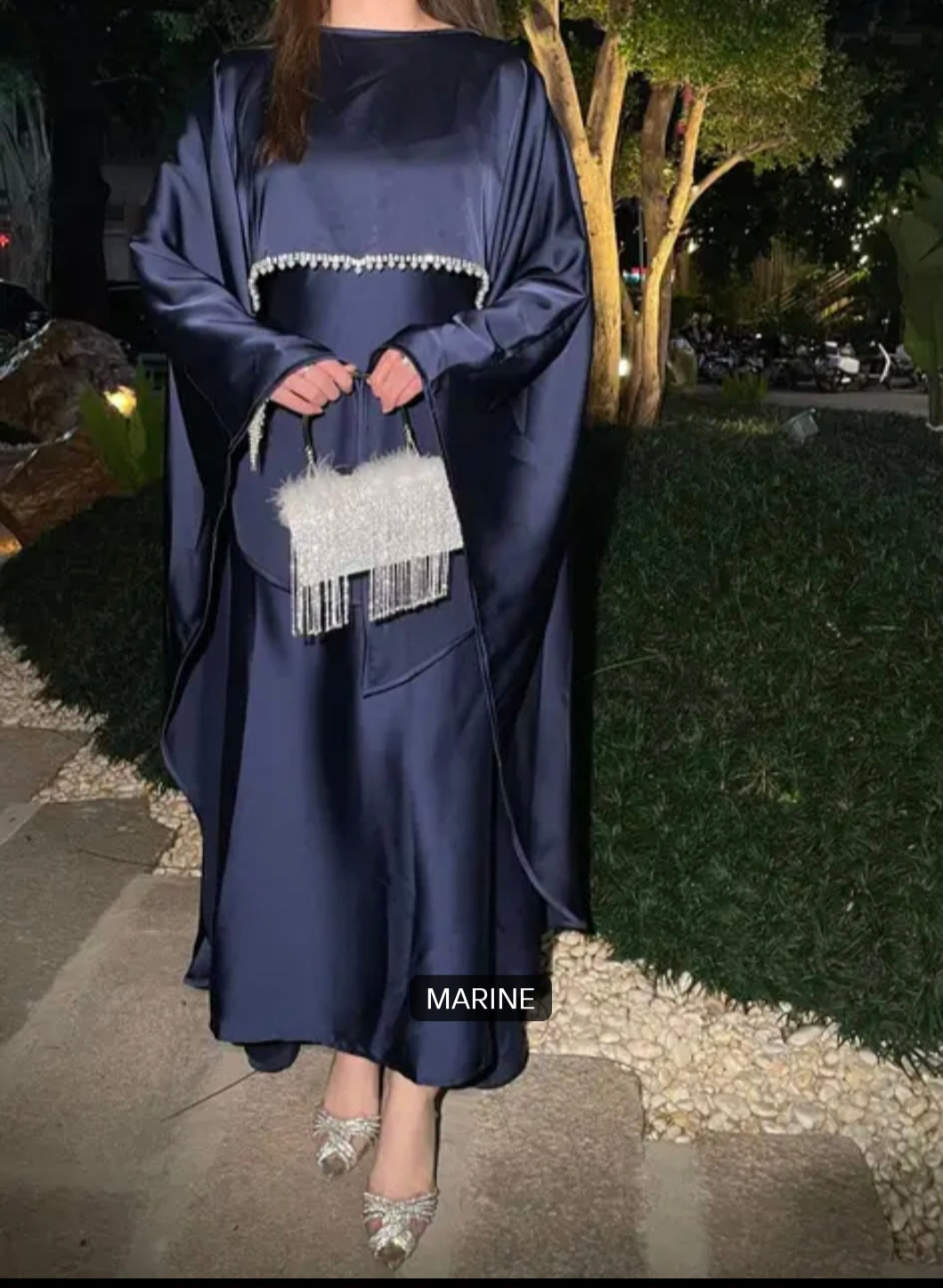 Abaya Dubaï Satinée 2 Pièces – Robe Longue & Cape Drapée Perlée